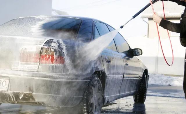 洗车是最常见的汽车美容项目,但洗车并不是简单的用水冲冲就了事,我们
